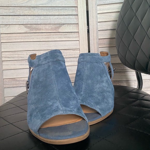 Blue Heals - Picture 5 of 5